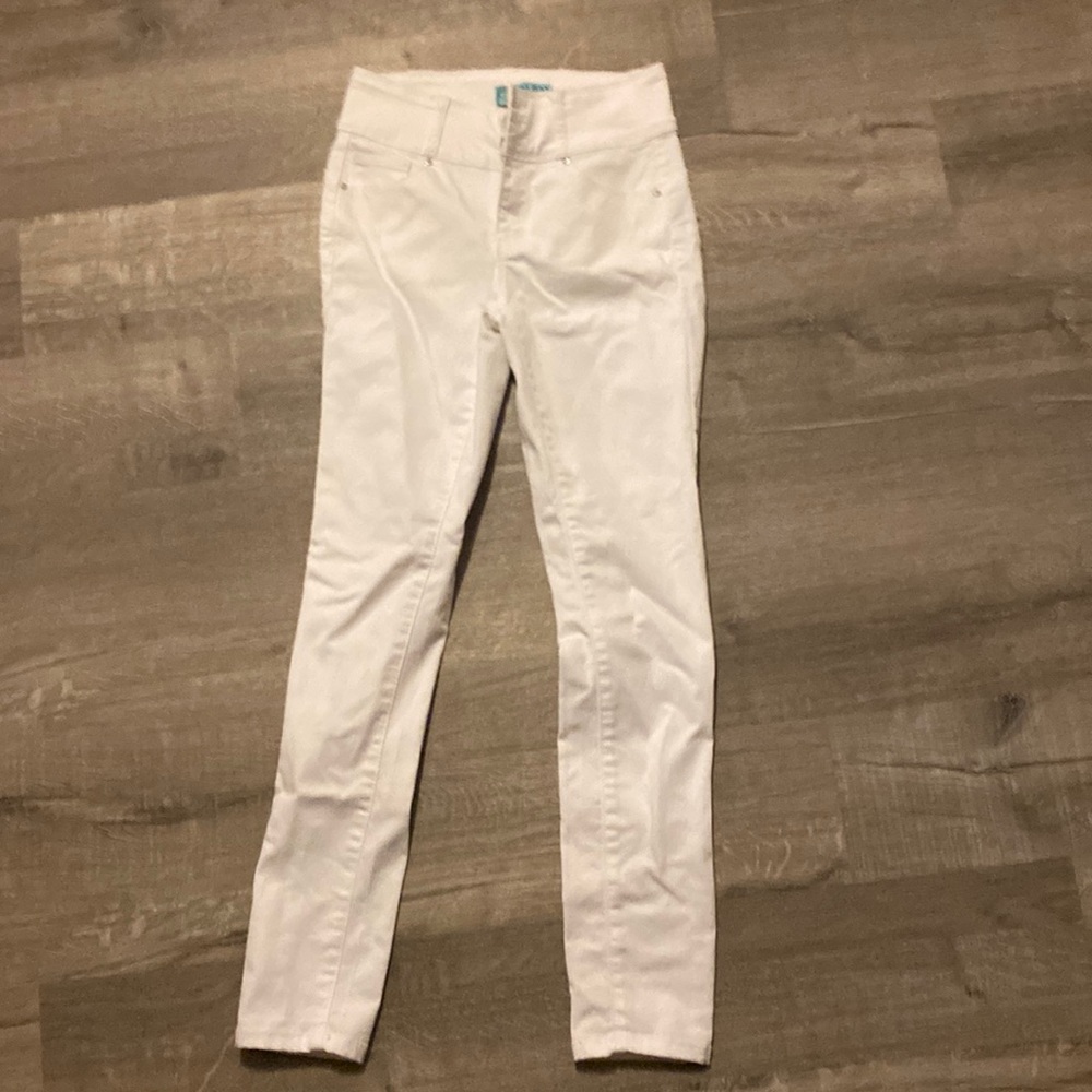 Jeans blanc, moule les fesses et donne un effet de ‘’push-up’’